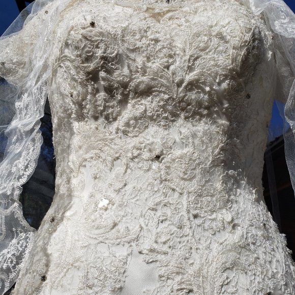 NWT INTUZURI Mermaid Style Lace Galore Wedding gown - Picture 16 of 16